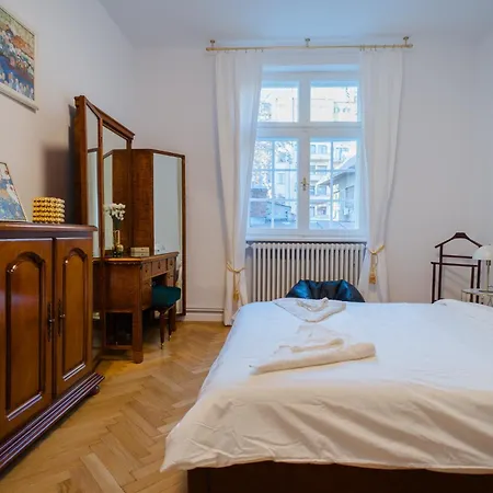 Revived Classic Near Piata Romana - 3br Retreat ブカレスト
