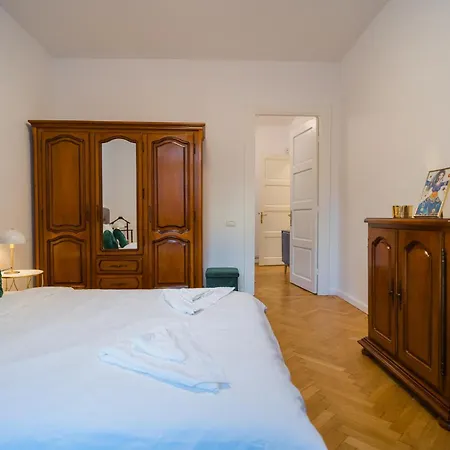Revived Classic Near Piata Romana - 3br Retreat ブカレスト