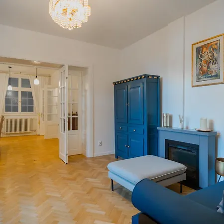 Revived Classic Near Piata Romana - 3br Retreat アパート