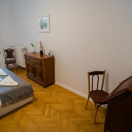 Revived Classic Near Piata Romana - 3br Retreat *