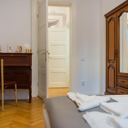 Revived Classic Near Piata Romana - 3br Retreat アパート