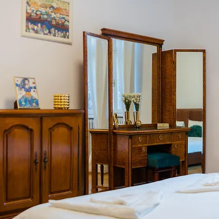 Revived Classic Near Piata Romana - 3br Retreat アパート ブカレスト