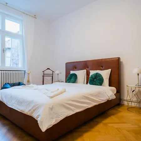Revived Classic Near Piata Romana - 3br Retreat アパート