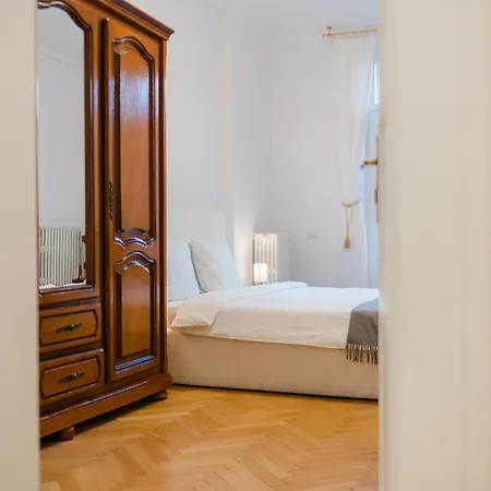 Revived Classic Near Piata Romana - 3br Retreat アパート *