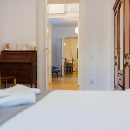 Revived Classic Near Piata Romana - 3br Retreat アパート *
