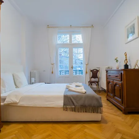 Revived Classic Near Piata Romana - 3br Retreat Daire Bükreş