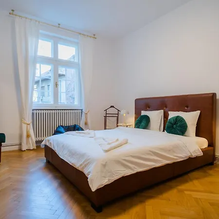 Revived Classic Near Piata Romana - 3br Retreat Daire *
