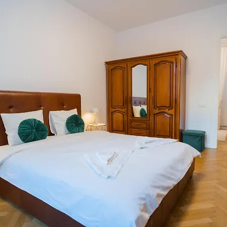 Revived Classic Near Piata Romana - 3br Retreat Daire Bükreş