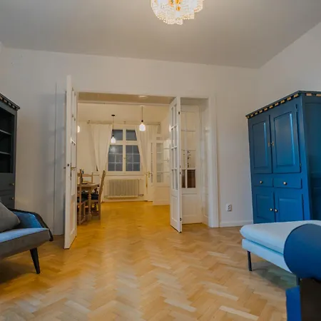 Revived Classic Near Piata Romana - 3br Retreat Daire