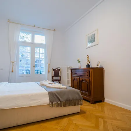Revived Classic Near Piata Romana - 3br Retreat Daire *
