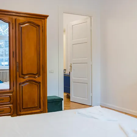 Daire Revived Classic Near Piata Romana - 3br Retreat Bükreş