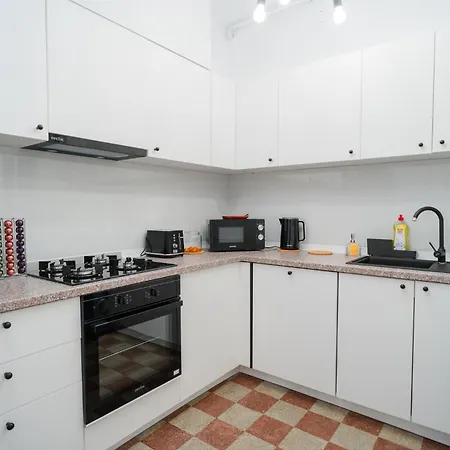 Revived Classic Near Piata Romana - 3br Retreat Daire Bükreş