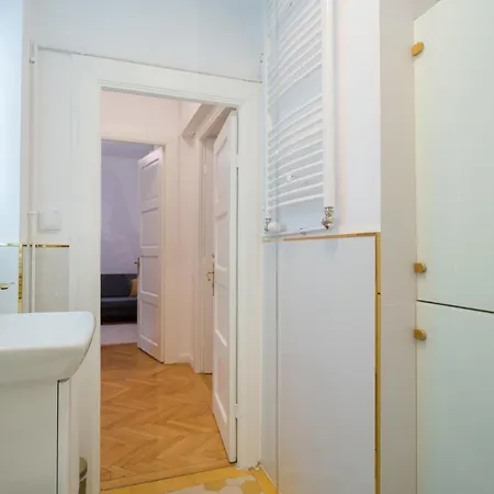Revived Classic Near Piata Romana - 3br Retreat Daire *