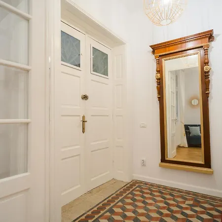 Daire Revived Classic Near Piata Romana - 3br Retreat Bükreş