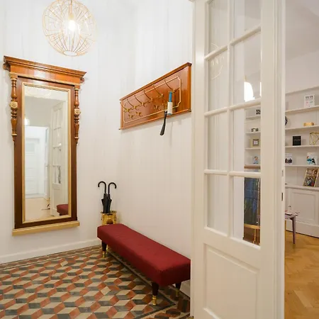 Revived Classic Near Piata Romana - 3br Retreat Daire Bükreş